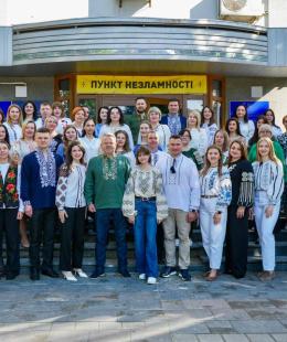 Сьогодні Україна знову у вишиванках. Яскравих, різних, справжніх. У тих, що передаються поколіннями, зберігають памʼять про рід і нагадують про силу нашого народу. Сьогодні Україна знову у вишиванках. Яскравих, різних, справжніх. У тих, що передаються поколіннями, зберігають памʼять про рід і нагадують про силу нашого народу.
