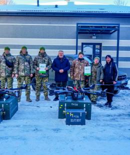 Бучанська громада передала спецпідрозділам Головного управління розвідки три БпЛА Heavy Shot «Жвавий». Бучанська громада передала спецпідрозділам Головного управління розвідки три БпЛА Heavy Shot «Жвавий».