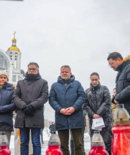 Бучу відвідала делегація провідних політиків Франції, Швеції та представників Європарламенту. Бучу відвідала делегація провідних політиків Франції, Швеції та представників Європарламенту.