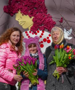 Атмосфера весни і щирі усмішки: у Бучі відбулася фотосесія для жінок.