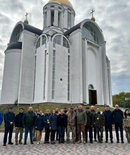 Бучу відвідали представники Київської асоціації військових аташе, аби вшанувати пам’ять загиблих