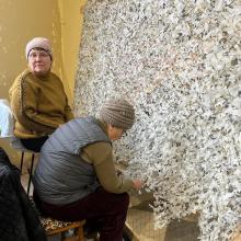 Жителі Ворзеля сплели першу маскувальну сітку для наших Захисників Жителі Ворзеля сплели першу маскувальну сітку для наших Захисників