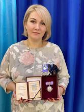 Президент України Володимир Зеленський вручив державну нагороду нашій землячці Президент України Володимир Зеленський вручив державну нагороду нашій землячці